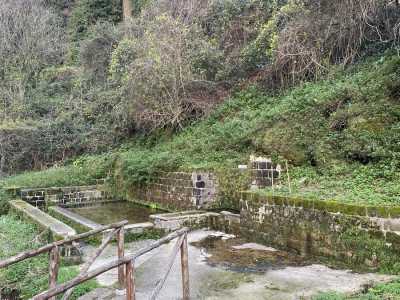 Proseguiamo verso nord e scendiamo verso il fiume Isclero: incontriamo il terzo lavatoio, detto �Riello� o �Bocca Riello"...